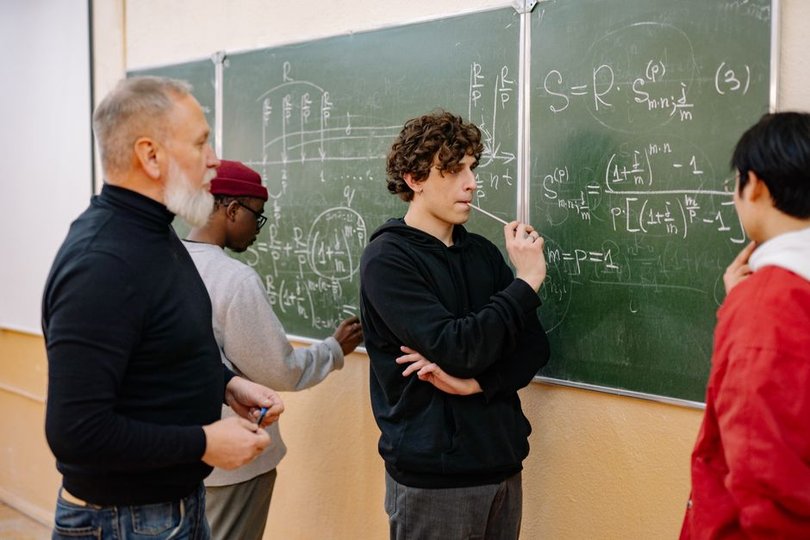 Fields Medallist Gowers Explains Why He Didn't Sign Recent Letter on AI and Mathematics